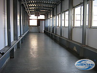 бетонный пол.