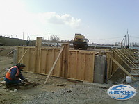 угловой фундамент здания склада - фото